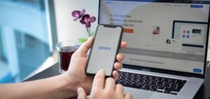 Read more about the article Zoom Shares Jump 11% as Anthropic Investment Seen Valued Up to $4 Billion